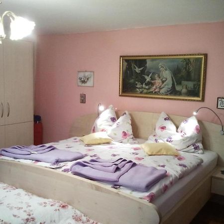 Weinbau-Gaestezimmer Martin Und Eva Maria Jamek Weissenkirchen in der Wachau Dış mekan fotoğraf