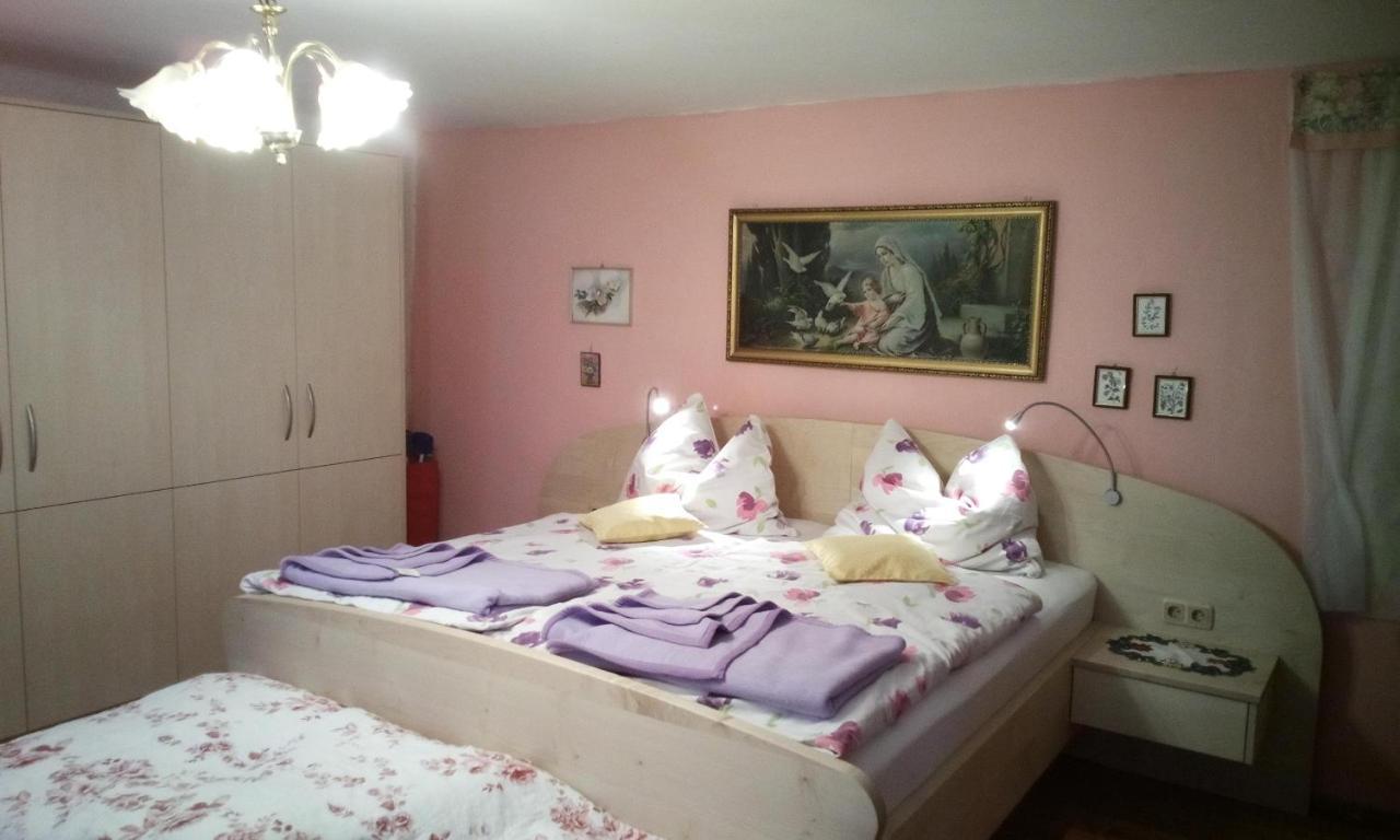Weinbau-Gaestezimmer Martin Und Eva Maria Jamek Weissenkirchen in der Wachau Dış mekan fotoğraf